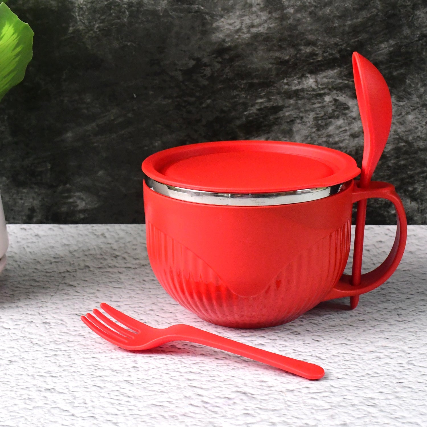 Insulated soup bowl with ergonomic handle and secure lid, 650ml capacity.