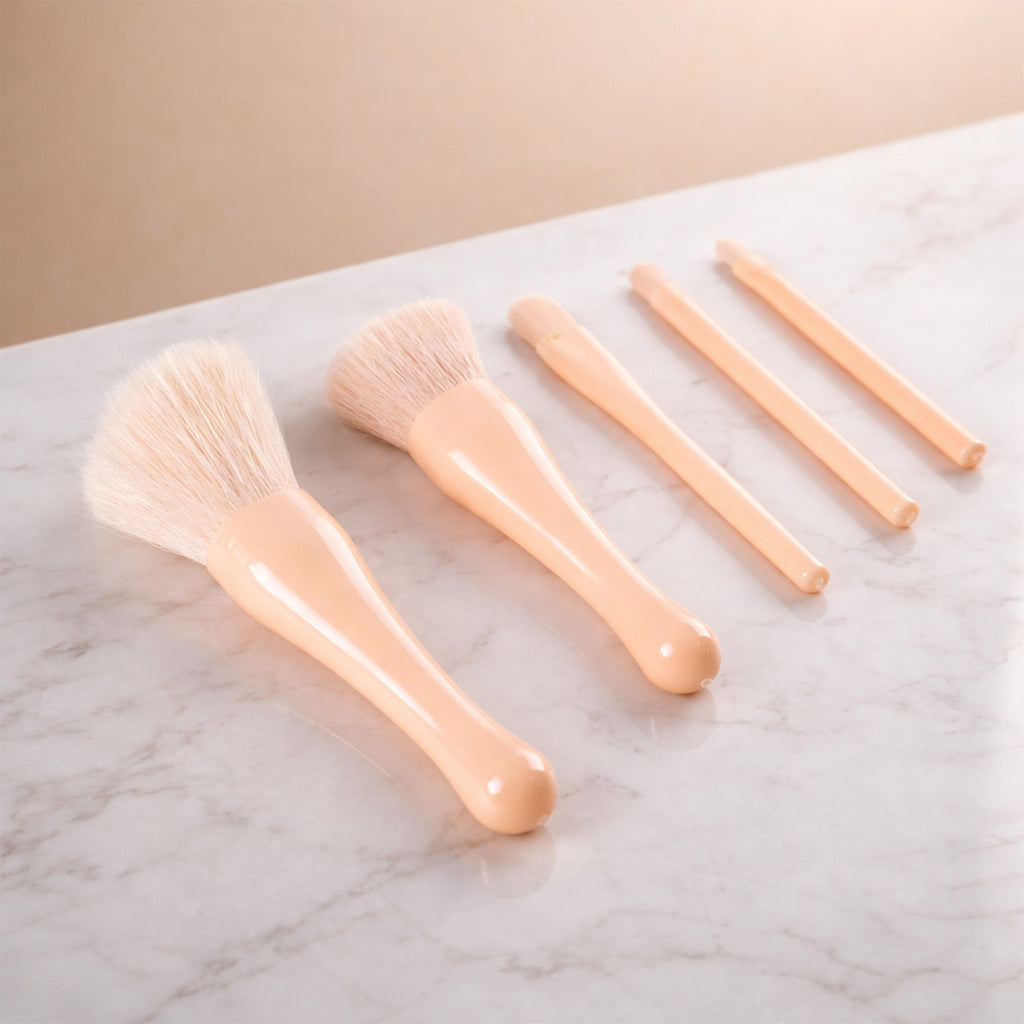 Portable makeup brush set suitable for travel and daily use