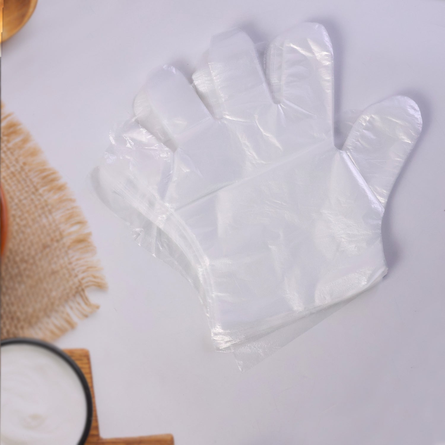 Disposable gloves packaging displaying 100 transparent gloves