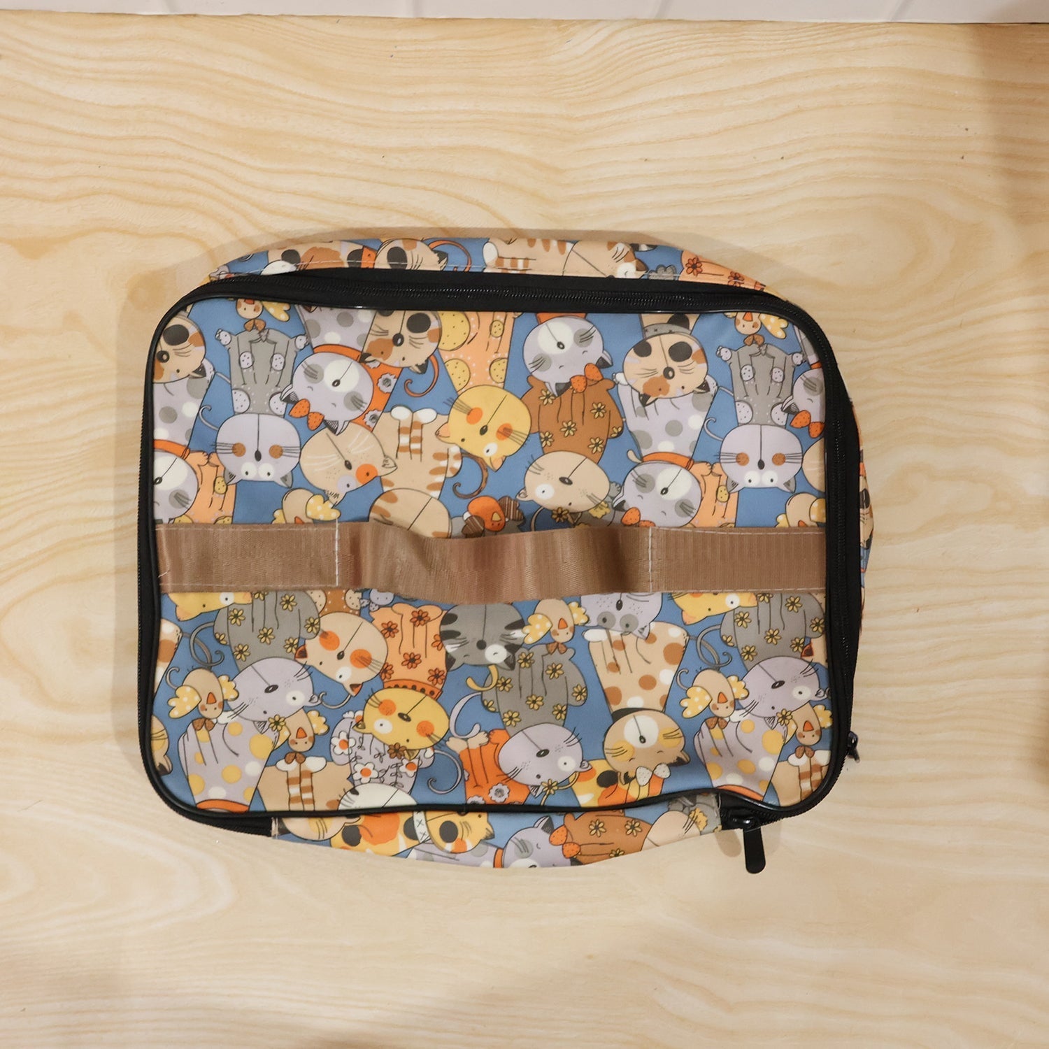 Organizer bag featuring secure zip closure