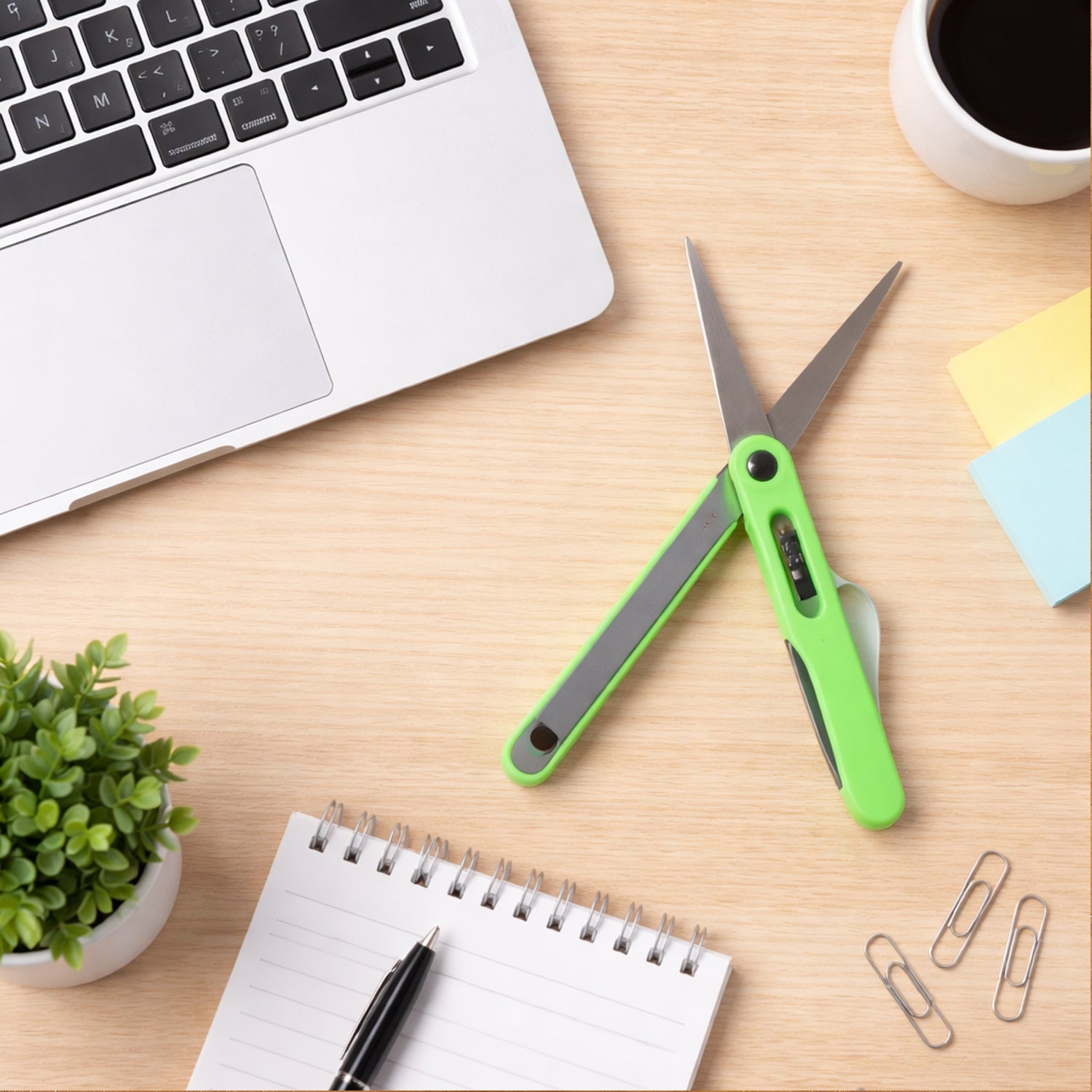 Close-up view of the sharp blades on the portable pen-style scissors. pen scissors