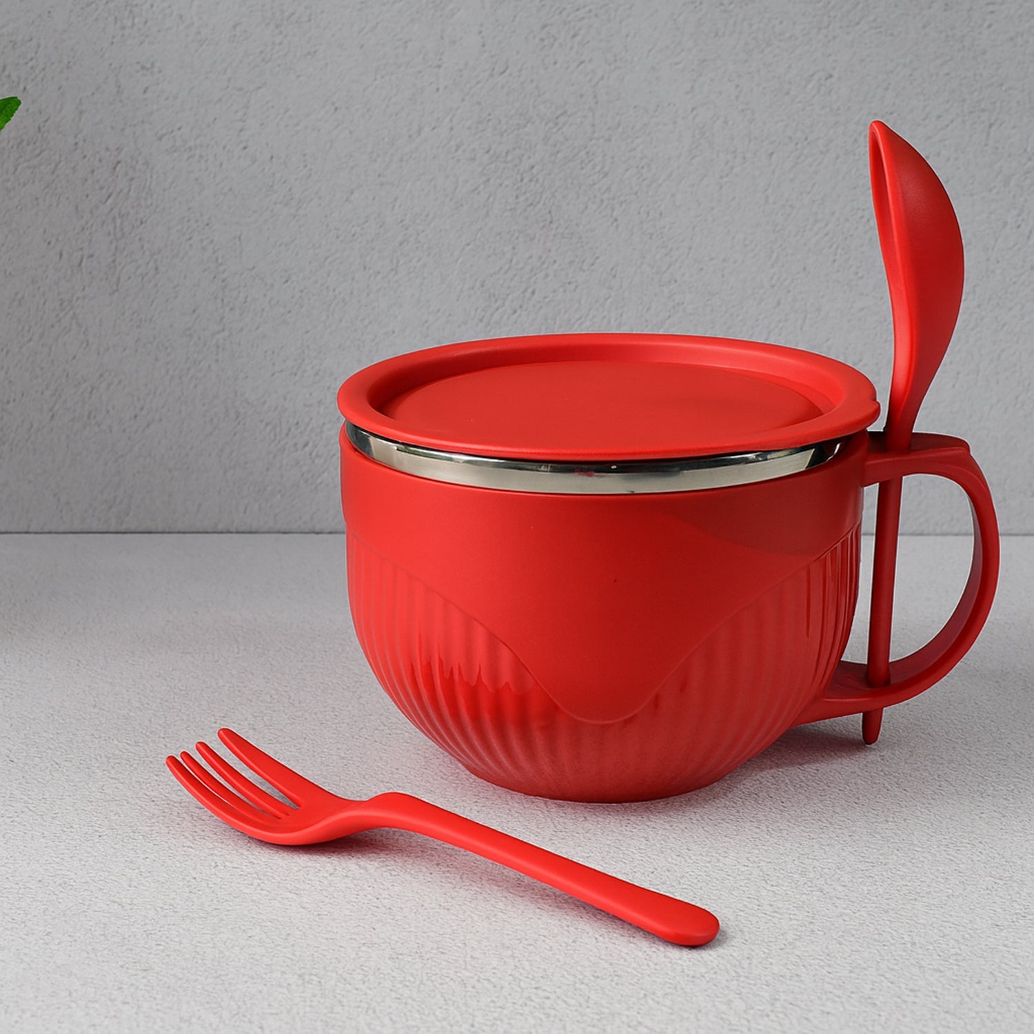 The secure lid of the insulated soup bowl, ensuring spill-free transport.