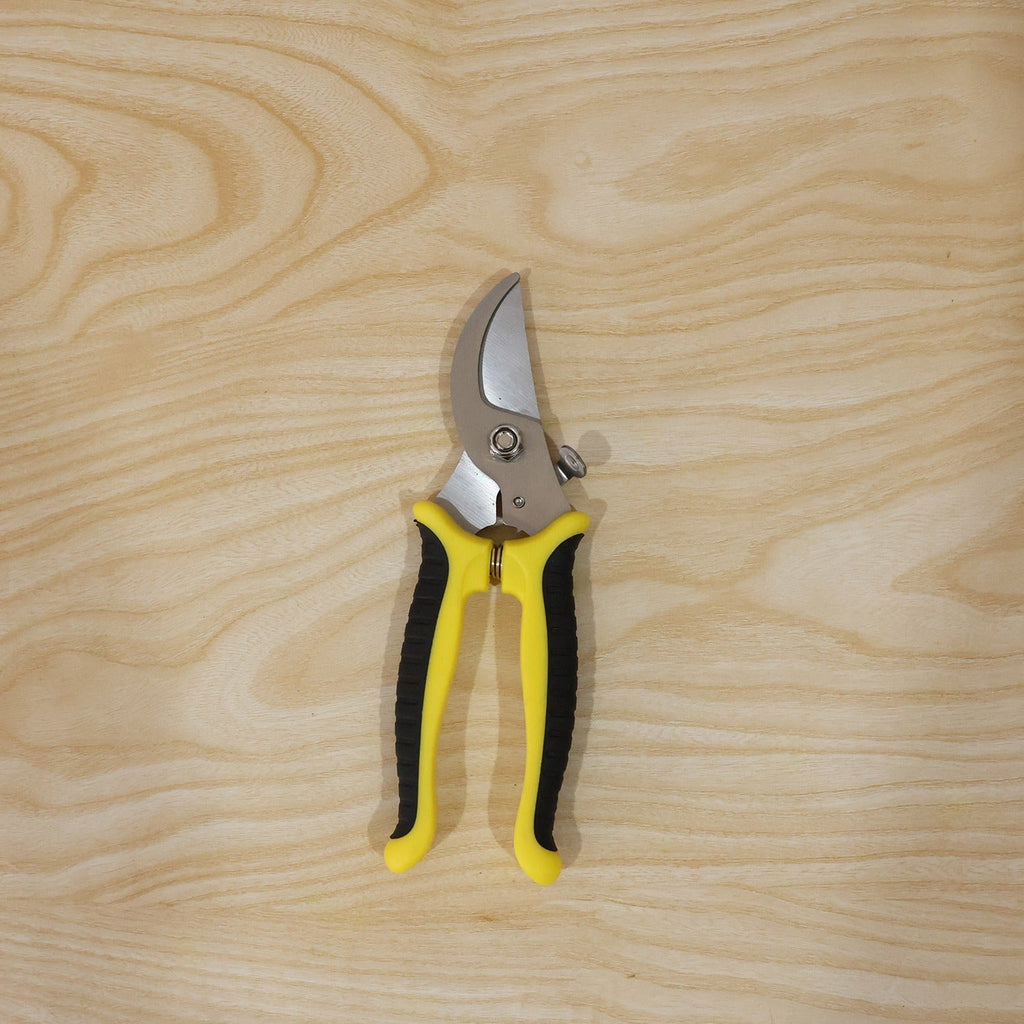Garden shears packed for easy storage and daily gardening tasks