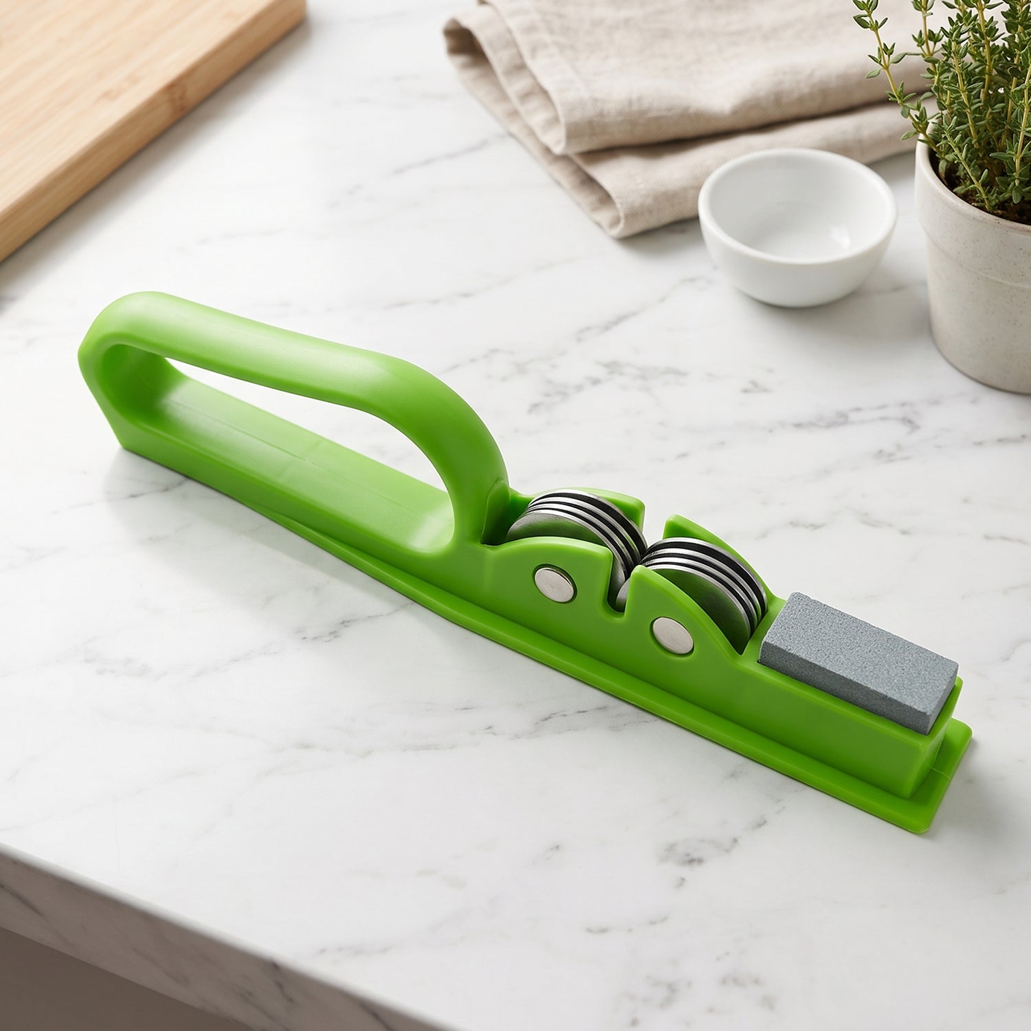 Durable handheld sharpener for straight edge knives