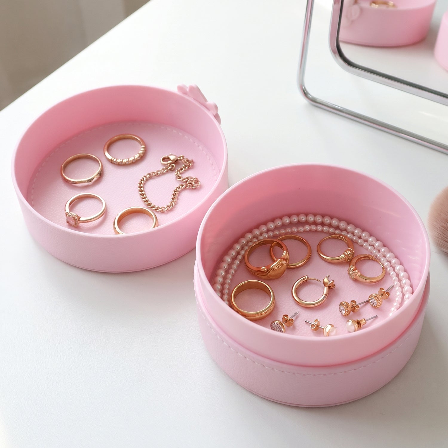 Round storage box snap closure