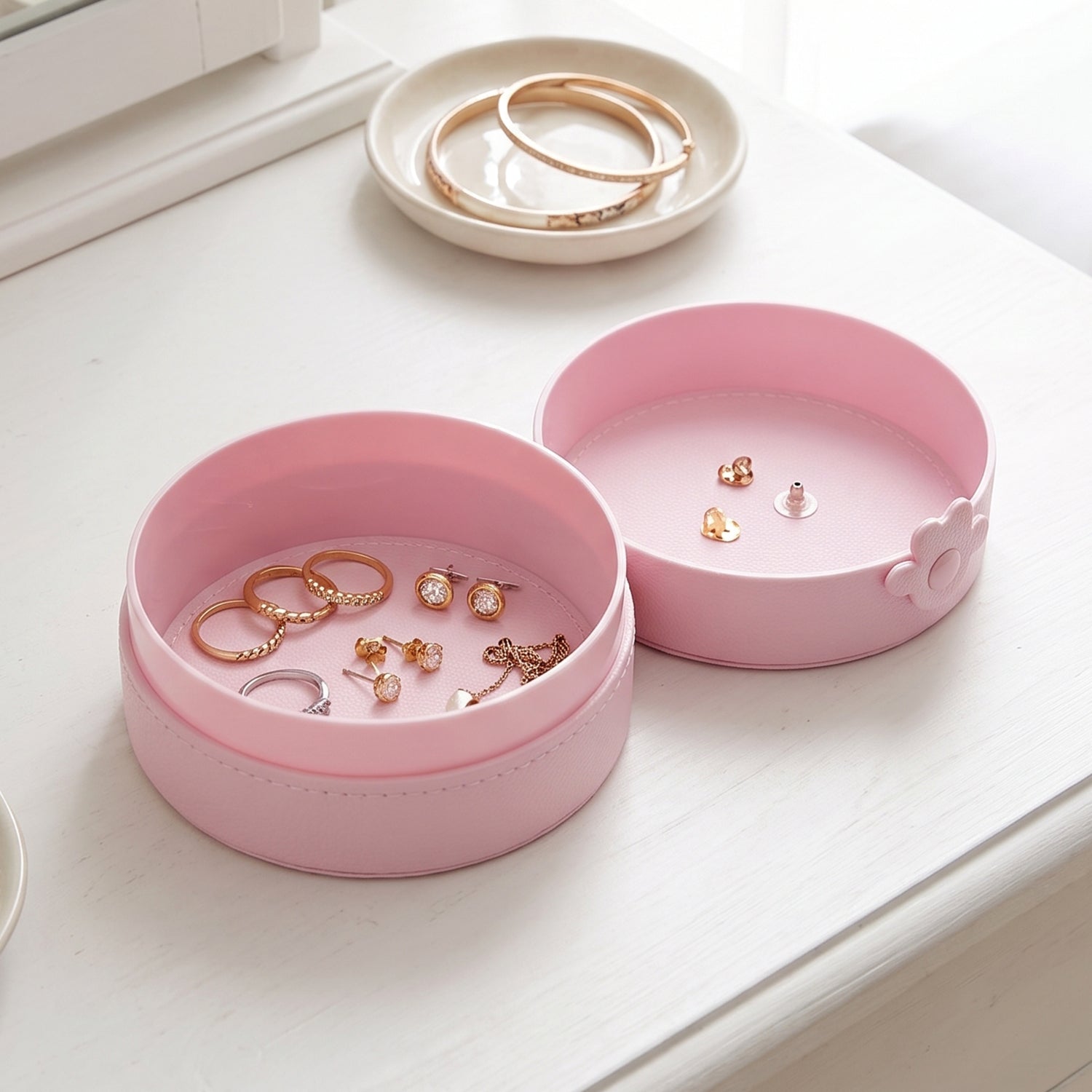 Round jewellery box close view