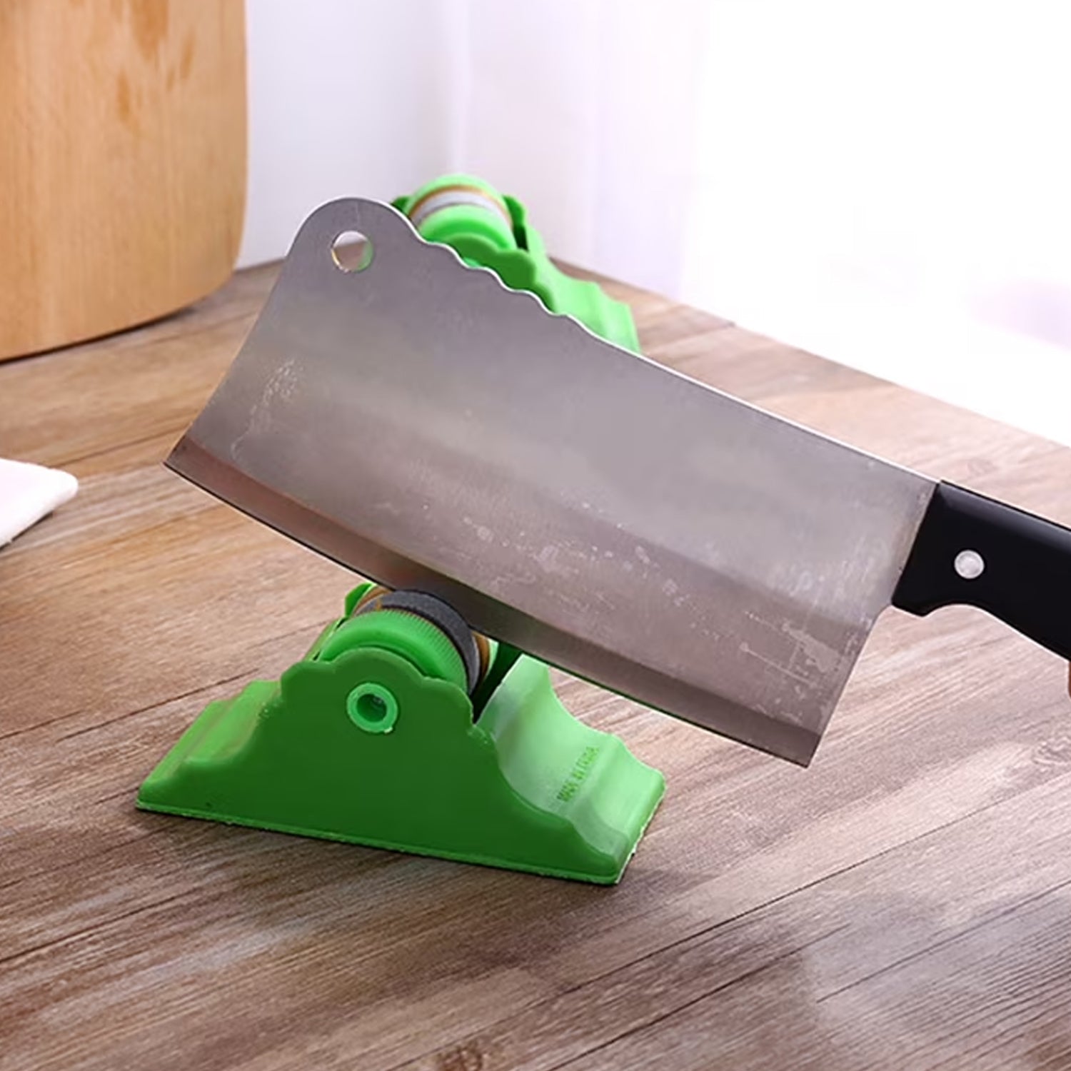 Small manual sharpener to restore edges on dull knives