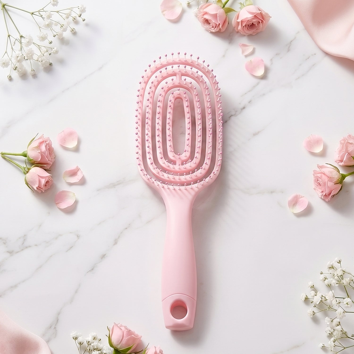 Effective detangling action of the men's hair brush on hair.
