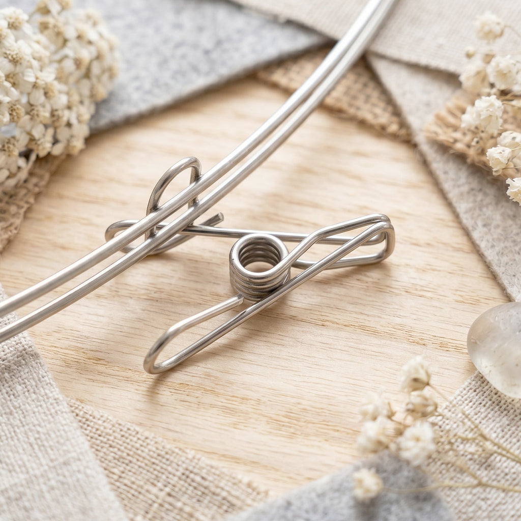 Round clip hanger for drying laundry, ideal for small garments