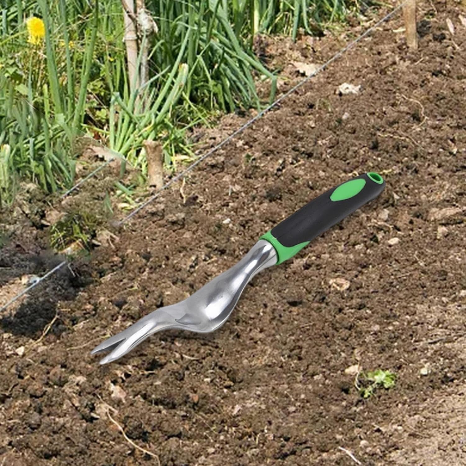 Garden weeder tool for beds, pots and raised planters