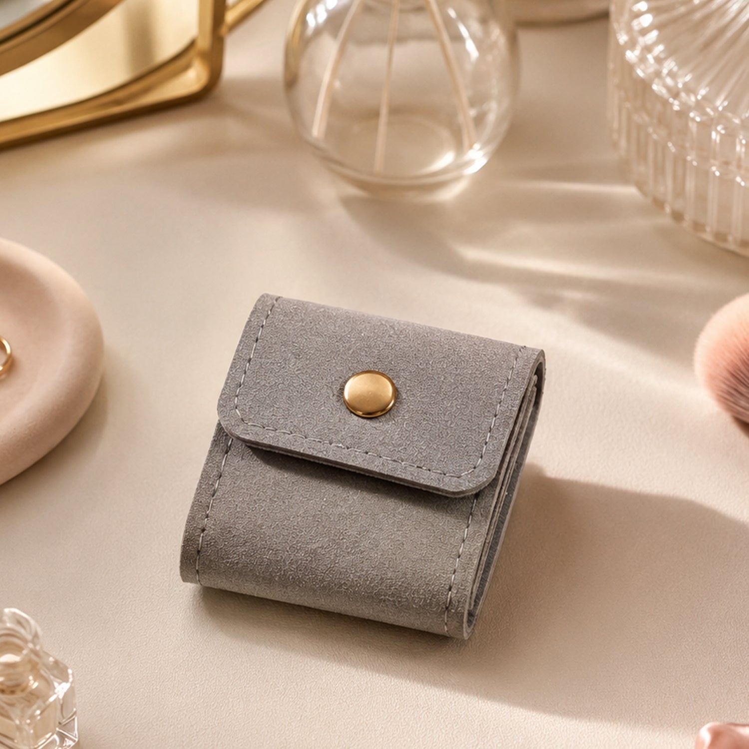 Compact jewellery organizer bag for rings, chains and earrings