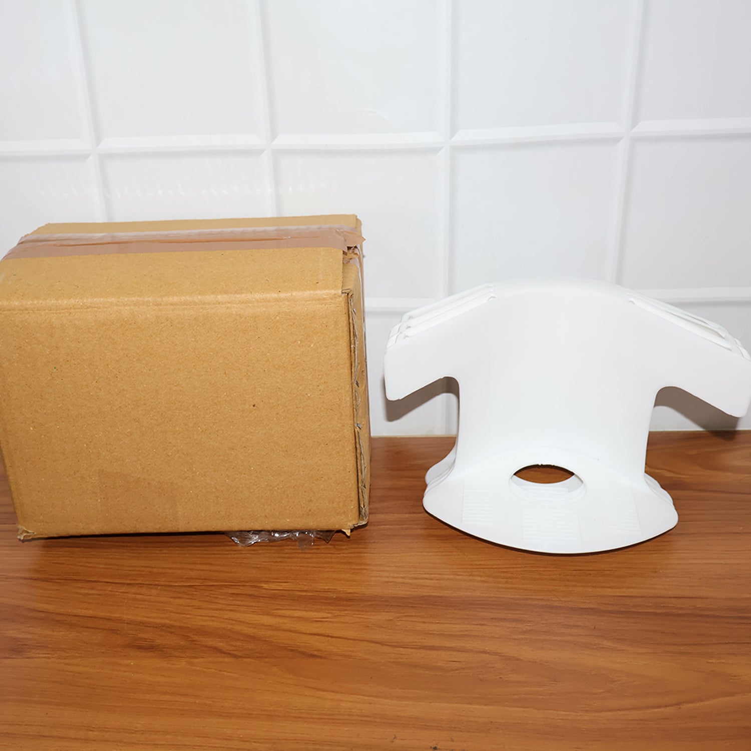 Curved plastic bed sheet clips providing secure grip on mattress corners