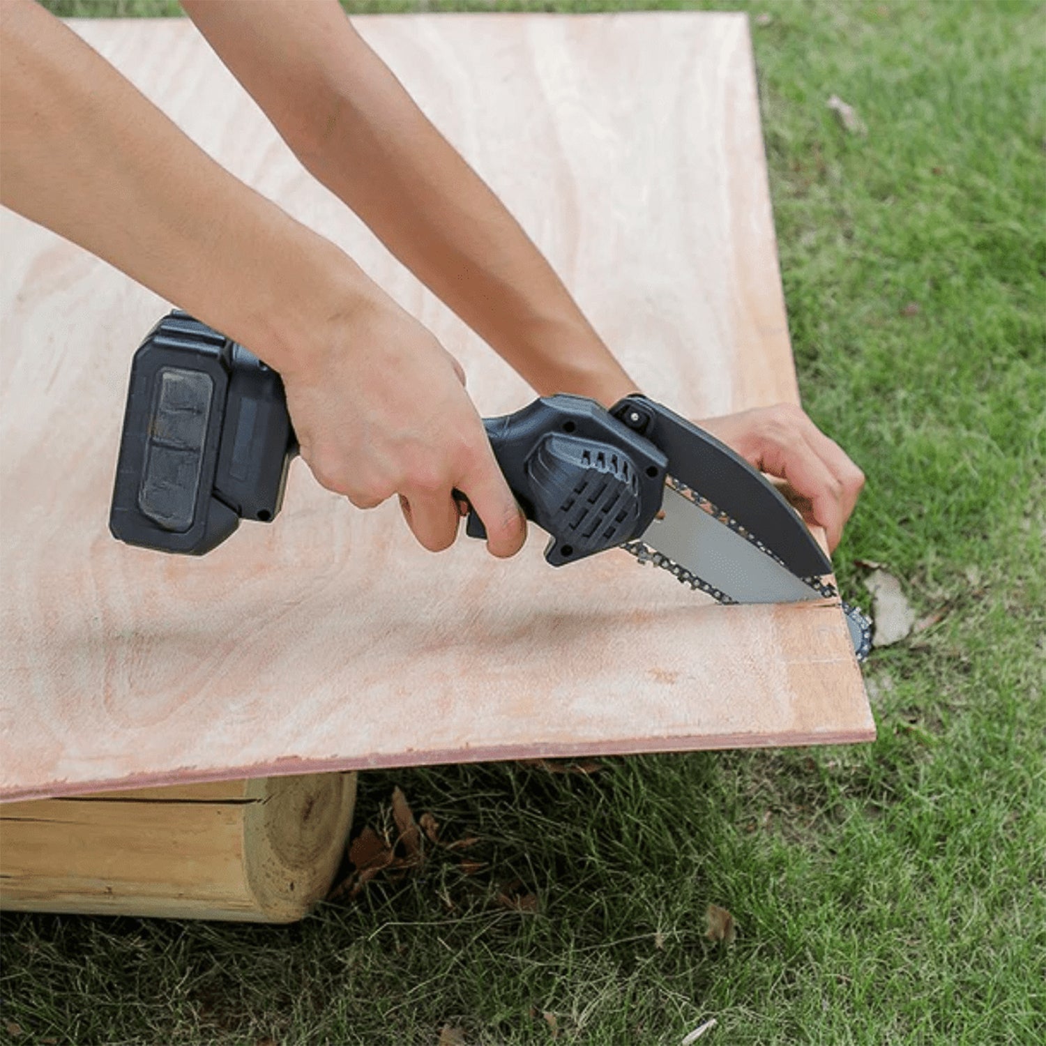 Mini electric chainsaw detailed product image