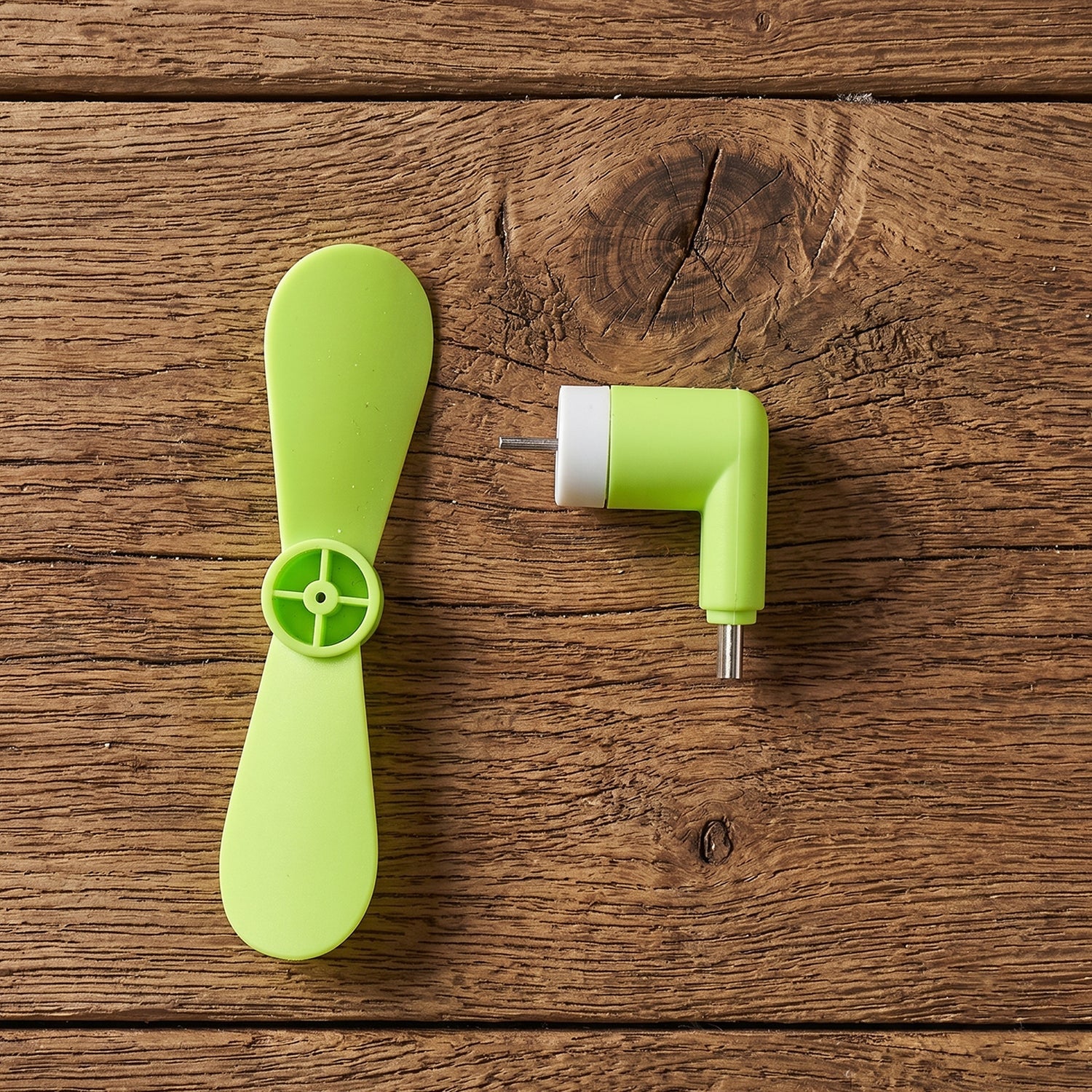 Lightweight USB phone fan for quick personal cooling