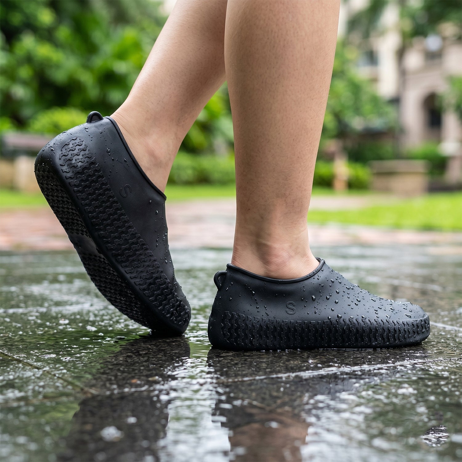 Reusable non-slip silicone shoe cover in black for rain protection shoe covers