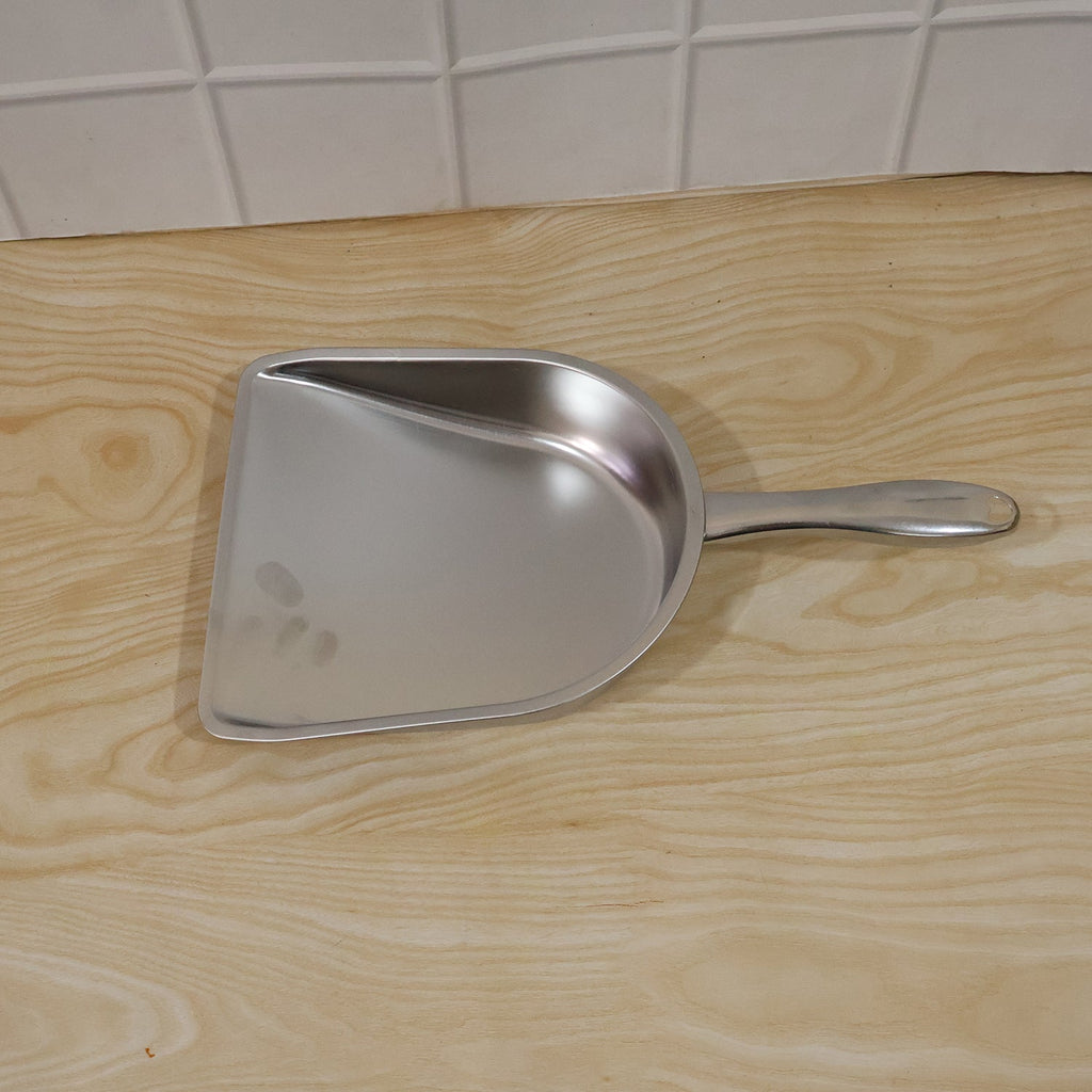 Steel dustpan cleaning use
