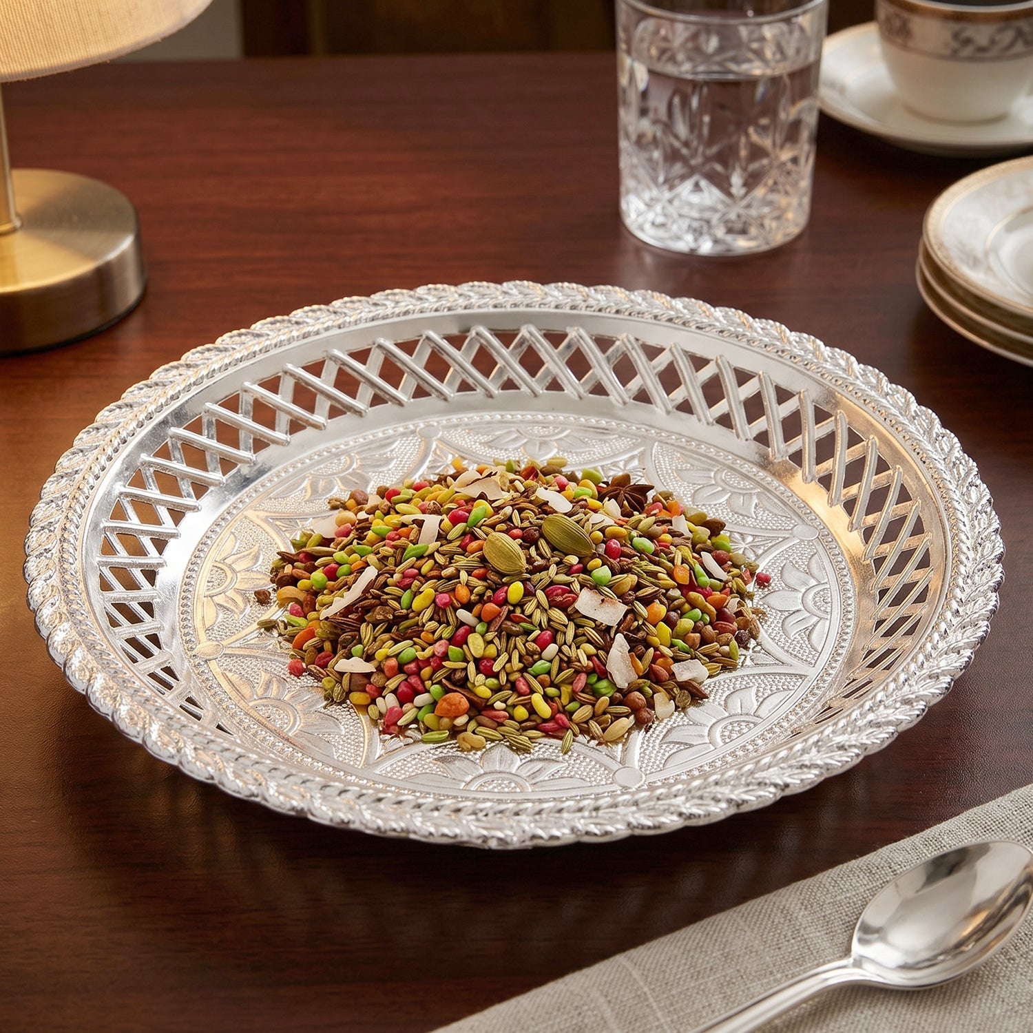 Decorative tray serving use