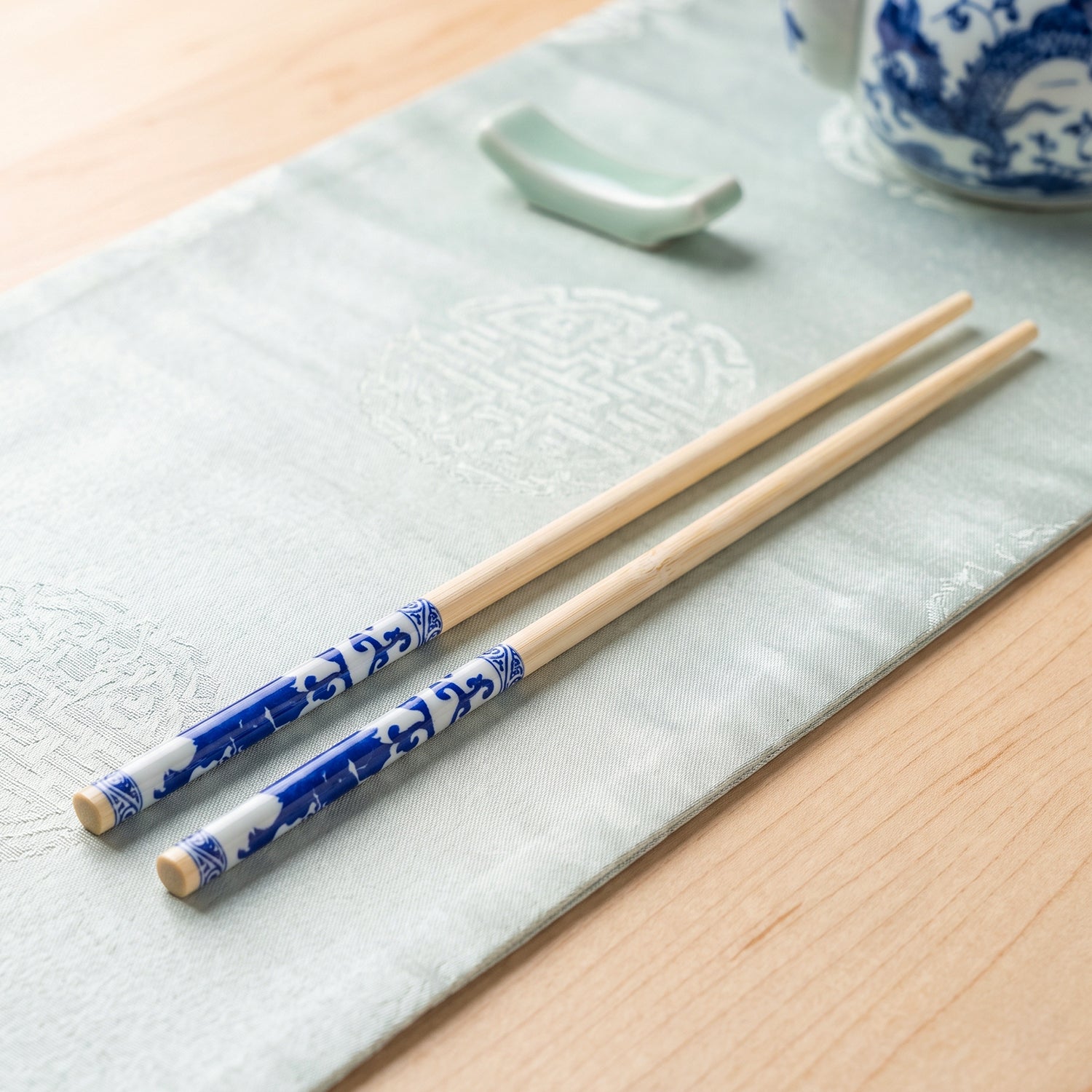 Chopsticks dining table use
